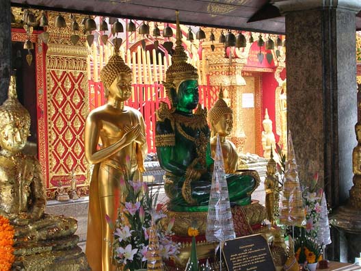 פסל בודהה דמוי אבן יקרה בתאילנד